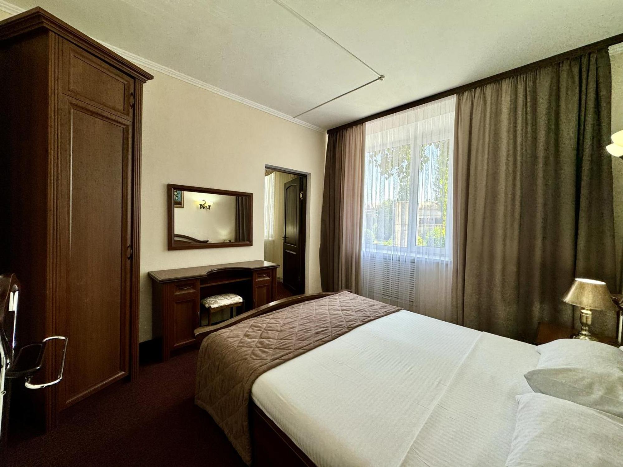Hotel Zhambyl Taras Exterior foto